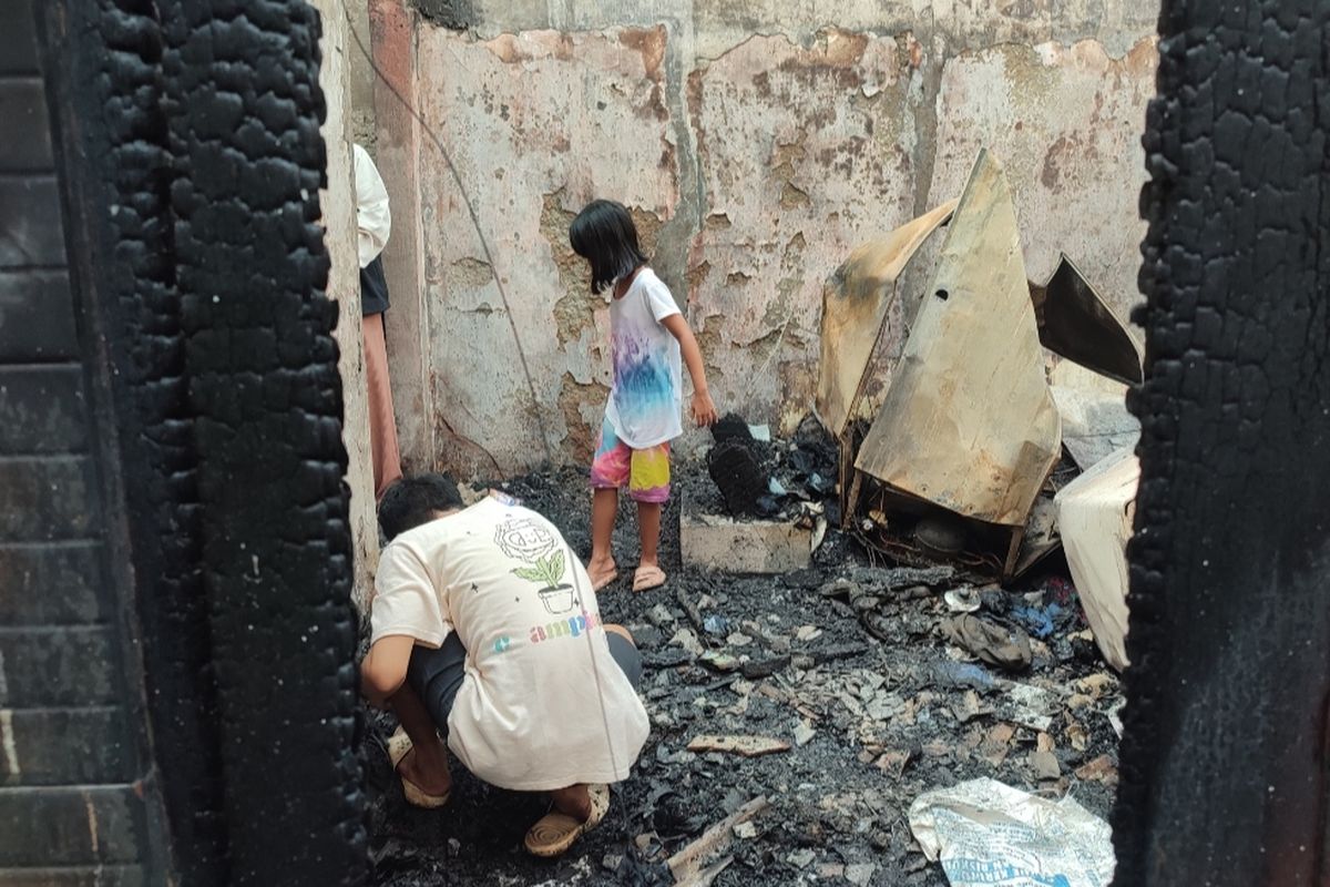 para korban kebakaran di Jalan Manggarai II, Tebet, Jakarta Selatan, Kamis (14/12/2023), tengah mencari sisa barang berharga yang masih bisa dipakai. 