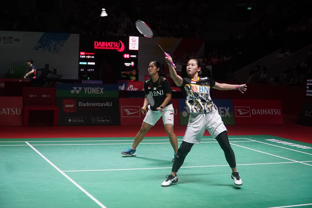 Ganda putri Indonesia, Lanny Tria Mayasari/Ribka Sugiarto, ketika mengalahkan ganda putri Amerika, Annie Xu/Kerry Xu dua gim langsung 21-11 dan 21-11 pada babak pertama gelaran Daihatsu Indonesia Masters 2023, Rabu (25/1), di Istora Senayan Jakarta. Sayang, langkah mereka terhenti pada babak 16 besar.