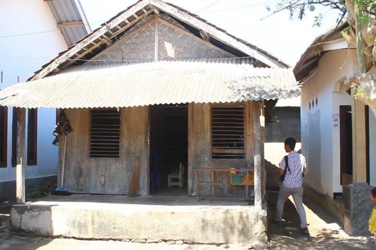 Rumah Lalu Muhammad Zohri, sang juara dunia kejuaraan lari 100 meter U20 di Finlandia di Lombok Utara, tampak sederhana berdinding kayu diapit rumah-rumah sekitarnya yang lebih mewah, Kamis (12/7/2018).