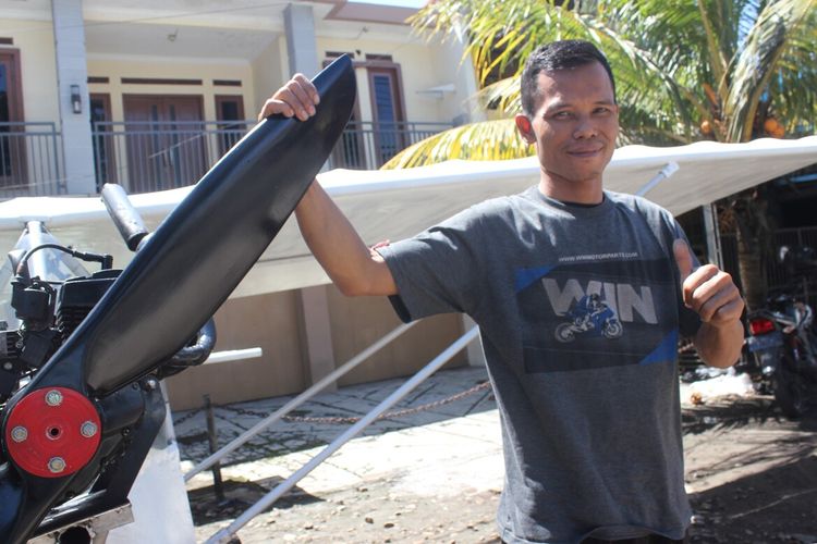 Ujang Elan Kusmana (42) , montir bengkel asal Cianjur, Jawa Barat, bersama pesawat terbang rakitannya jenis ultralight.