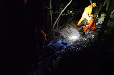 Kaki Cedera, Wisatawan di Bali Pulang Ditandu Basarnas dari Tebing Pantai Nunggalan