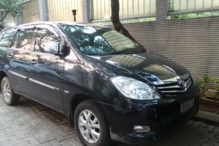 Mobil Toyota Innova warna hitam B 1103 NFR disita KPK terkait kasus dugaan pencucian uang Tubagus Chaeri Wardana alias Wawan. Foto diambil pada Jumat (14/3/2014).