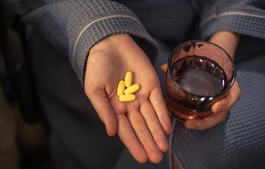 Ilustrasi minum obat dengan teh.