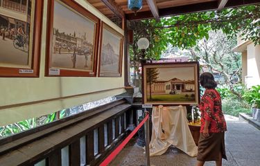 Seorang pengunjung melihat pameran Salatiga Tempo Doeloe karya perupa Isworo