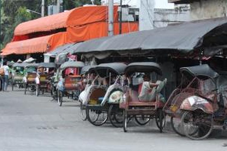 Deretan becak di Jalan Malioboro, Yogyakarta. 