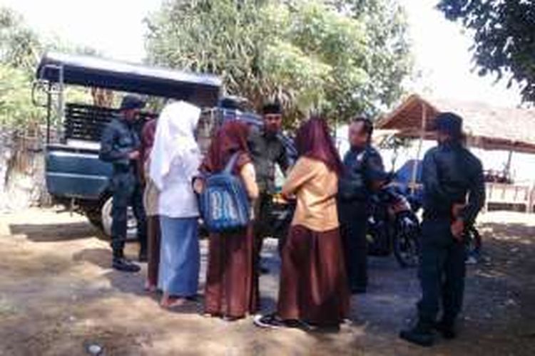 Polisi Syariah (Wilayatul Hisbah) sedang menasehati siswa yang terjaring dalam razia di lokasi wisata Pantai Ulee Rubek, Kecamatan Seunuddon, Aceh Utara, Kamis (26/5/2016)