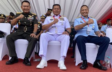 Kepala Staf Angkatan Darat (KSAD) Jenderal Dudung Abdurachman (kiri) Kepala Staf Angkatan Laut (KSAL) Laksamana Yudo Margono (tengah), dan Kepala Staf Angkatan Udara (KSAU) Marsekal Fadjar Prasetyo (kanan) saat menghadiri pembukaan pameran Indo Defence Expo dan Forum 2022 di Jakarta Internasional Expo, Jakarta, Rabu (2/10/2022).