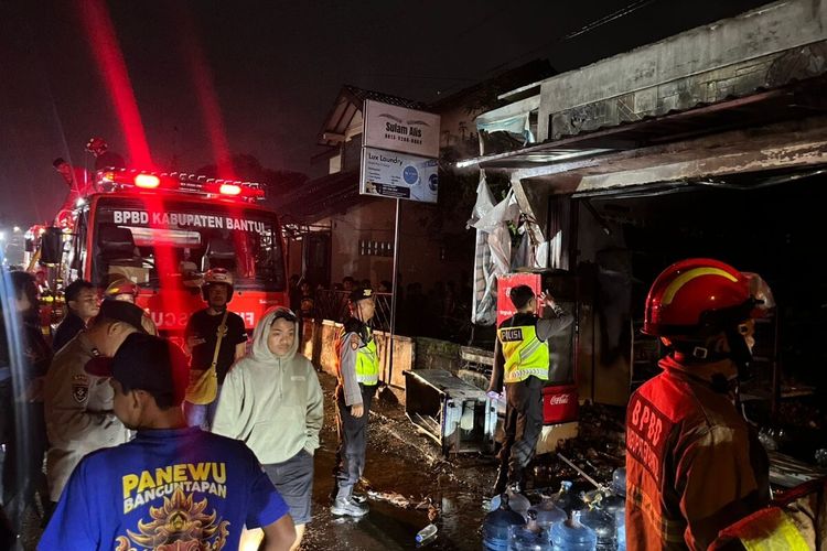 Petugas kepolisian dan pemadam kebakaran di lokasi toko kelontong terbakar di Wonocatur Rt 09, Kaluraha Banguntapan, Kapanewon Banguntapan, Bantul, Daerah Istimewa Yogyakarta, Kamis (4/12/2025) malam.