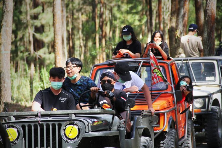 Wisatawan berwisata di area wiasta Jurang Jero di Kawasan Taman Nasional Gunung Merapi, 