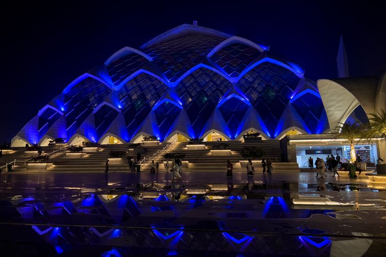 Masjid Al Jabbar Setelah Lampu Dinyalakan (27/12/2025).