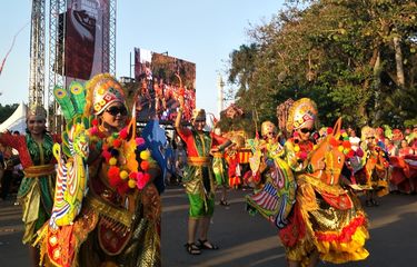 Sejumlah penari menampilkan tarian Jaran Slining dari Lumajang, Jawa Timur. Ada penari yang memakai properti kuda, ada juga penari yang membawa pecut kuda lumping. Tarian mereka diiringi para pemusik yang memainkan alat-alat musik tradisional.
