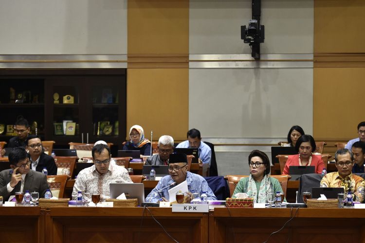 Ketua Komisi Pemberantasan Korupsi (KPK) Agus Rahardjo (tengah) bersama Wakil Ketua KPK Laode M Syarif (kiri), Saut Situmorang (kedua kiri), Basaria Panjaitan (kedua kanan) dan Alexander Marwata (kanan) bersiap mengikuti rapat dengar pendapat dengan Komisi III DPR di Kompleks Parlemen Senayan, Jakarta, Senin (11/9/2017). Rapat kerja Komisi III dengan KPK tersebut membahas sistem pengawasan terhadap pengelolaan dan manajemen aset hasil tindak pidana korupsi di lembaga tersebut.