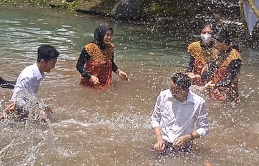 Mengenal Blangikhan, Tradisi Mandi di Sungai yang Dilakukan Warga ...