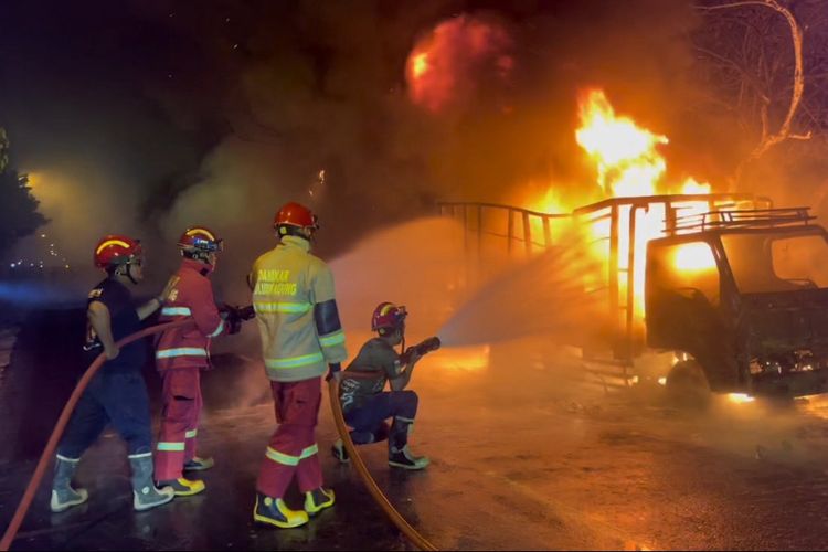 Truk Bawa 4,6 Ton Getah Pinus Terbakar di Tulungagung, Kerugian Rp 225 Juta