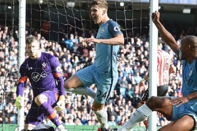 Bek Manchester City, John Stones, sempat merayakan gol ke gawang Southampton namun kemudian dianulir wasit pada pertandingan pekan ke-9 Premier League di Stadion Etihad, Minggu (23/10/2016).