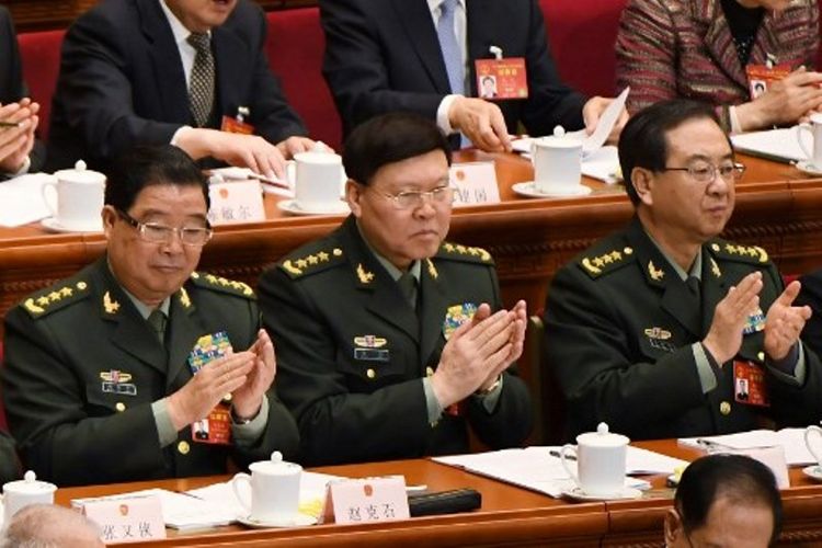 Zhang Yang (tengah) menghadiri kegiatan Partai Komunis Mei lalu. Dia ditemukan tewas gantung diri setelah namanya masuk dalam daftar pejabat yang diduga melakukan korupsi (23/11/2017).