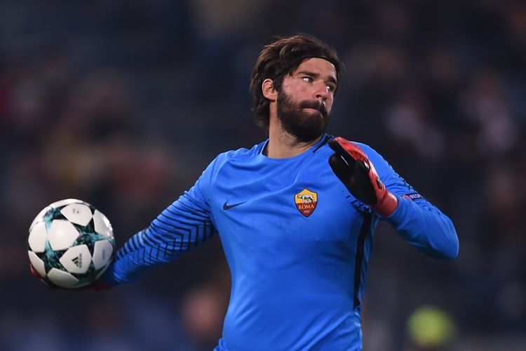 Penjaga gawang AS Roma, Alisson, melempar bola saat timnya melawan FK Qarabag dalam pertandingan penyisihan Grup C Liga Champions di Stadion Olimpico, Roma, 5 Desember 2017.