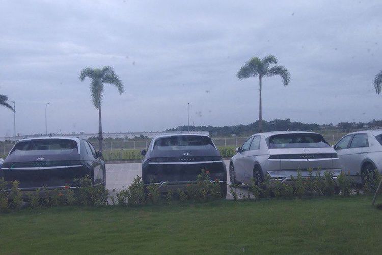 Empat unit Hyundai Ioniq 5 di depan pabrik Cikarang