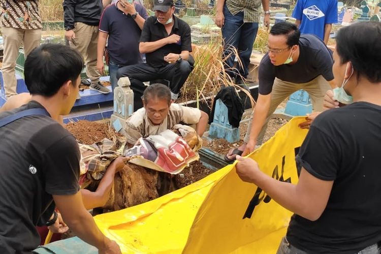 Jenazah Aprianita (50) ketika digali di TPU Kandang Kawat, Palembang,  Jumat (26/10/2019). Korban sebelumnya dibunuh oleh pelaku lalu dicor dilokasi tersebut