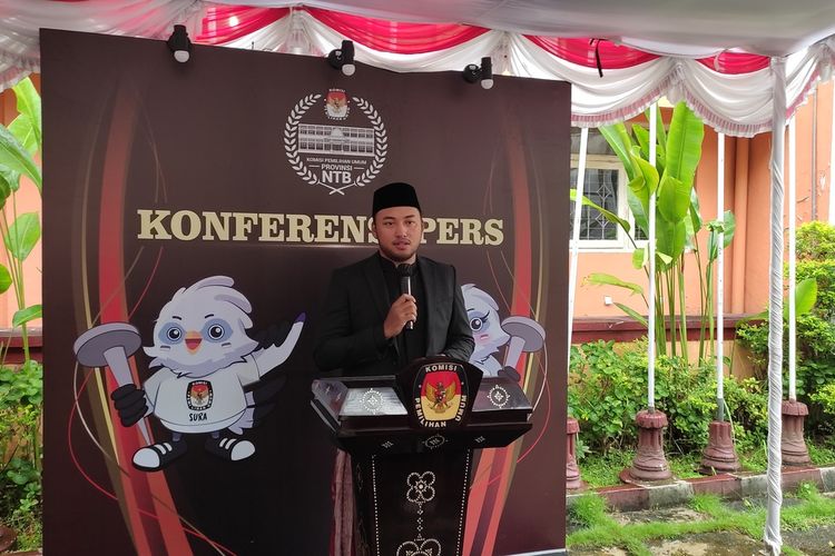 Muhammad Rifki Farabi anak sulung mantan gubernur NTB 2018 saat melakukan pendaftaran sebagai calon DPD RI di KPU NTB