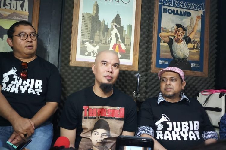 Musisi Ahmad Dhani (tengah), Wakil Ketua Umum Partai Gerindra Fadli Zon (kiri), dan penceramah Haikal Hassan (kanan) saat jumpa pers di studio musik Dhani di kawasan Pondok Indah, Jakarta Selatan, Senin (30/12/2019).