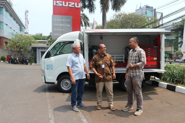 After Sales Service Division Head Astra Isuzu, Heri Wasesa (tengah) didampingi Service Department Head Astra Isuzu, Anjar Kisworo (kiri) dan Head of Part Center Jakarta, Hendy Yudha Pratama (kanan).