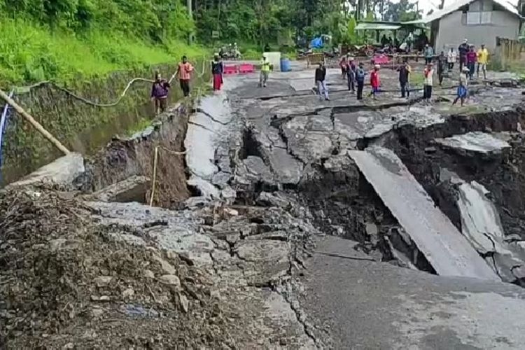 Kondisi jalan di perbukitan piket nol ambles karena diguyur hujan lebat semalaman, Jumat (4/11/2022)