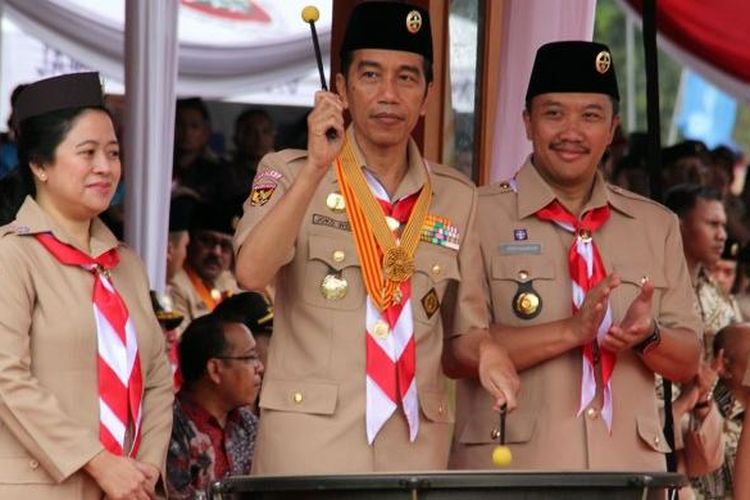 Menpora Imam Nahrawi bersama Menko PMK Puan Maharani, Menkoinfo Rudiantara, dan Ketua Kwarnas Gerakan Pramuka Adhyaksa Dault saat mendampingi Presiden Joko Widodo membuka acara Jambore Nasional (Jamnas) X 2016 sekaligus Peringatan Hari Pramuka ke 55 di Lapangan Utama Bumi Perkemahan Cibubur, Minggu (14/8)