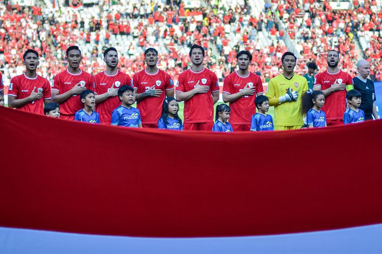 Skuat Timnas Indonesia saat menyanyikan lagu kebangsaan dalam pertandingan Kualifikasi Piala Dunia 2024 antara Indonesia vs Irak, Kamis (6/6/2024) di Stadion Gelora Bung Karno Jakarta. 