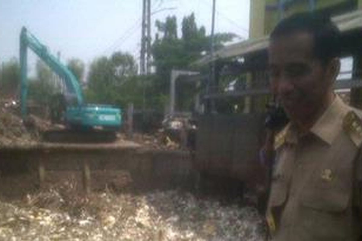 Gubernur DKI Jakarta, Joko Widodo meninjau Pintu Air Manggarai, Jakarta Selatan, Rabu, (24/10/2012). Ia terkejut melihat keadaan sampah yang bertumpuk-tumpuk.