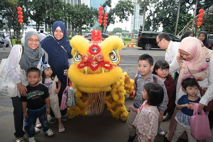 Pengunjung berfoto dengan barongsai dalam acara Perayaan Imlek Bersama di Kementerian Pendidikan dan Kebudayaan, Kamis (6/2/2020).