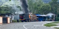 Demo Tolak Kenaikan UKT di Uncen Jayapura Ricuh, Mahasiswa Bakar Truk Polisi