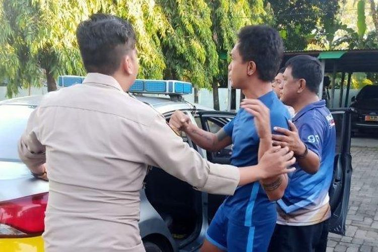 Polisi menangkap mantan pemain PSM Makassar AH alias Tolle karena menikam petugas sekuriti di sebuah rumah karoke di Makassar. 