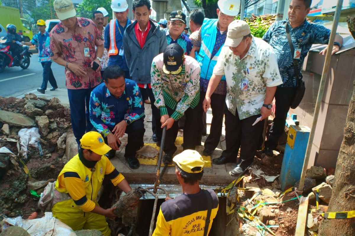 Wali Kota Jakarta Selatan Marullah Matali menggunting kabel di Jalan Fatmawati, Kamis (13/12/2018).