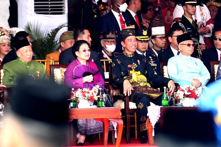 Presiden Joko Widodo dan Ketua Dewan Pengarah BPIP Megawati Soekarnoputri duduk berdampingan saat menghadiri upacara peringatan Hari Lahir Pancasila 2023, di lapangan selatan Monas, Jakarta, Kamis (1/6/2023).