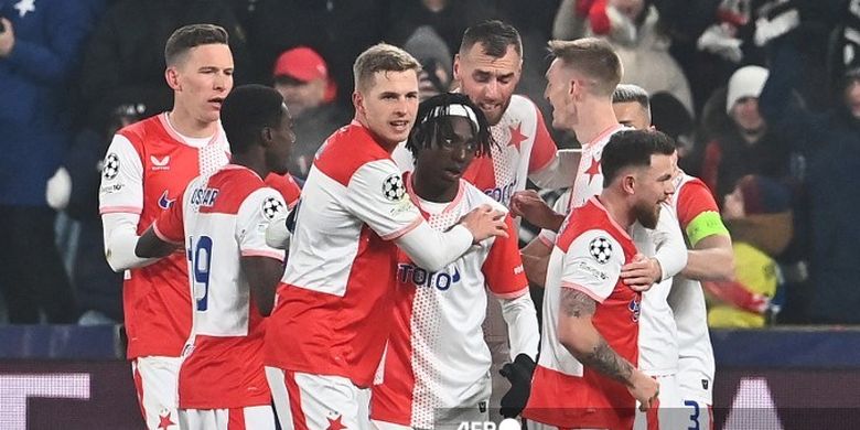 Para pemain Slavia Praha merayakan gol dalam pertandingan Liga Champions antara Slavia Praha dan FC Barcelona di Praha, Republik Ceko pada 21 Januari 2026.