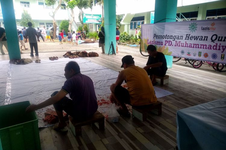 Pelaksanaan penyembelihan hewan kurban di Masjid At Taqwa di Jalan HOS Cokroaminoto Kota Blitar, Rabu (28/6/2023)