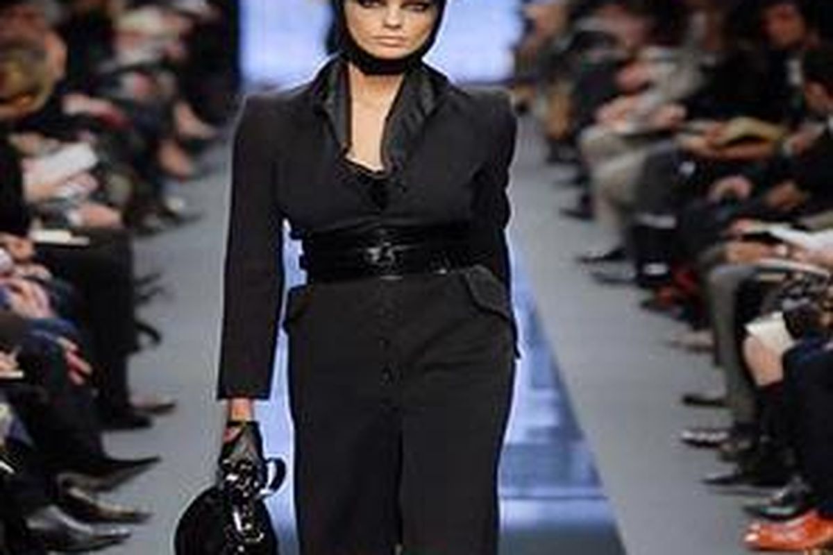 Anda tak harus mengoleksi busana kerja rancangan desainer ternama berharga tinggi untuk menunjang penampilan ke kantor setiap hari. Sesekali boleh saja memakai busana kerja buatan perancang, namun Anda juga bisa padu padan untuk penghematan.