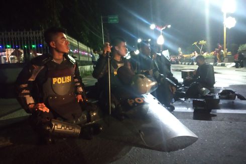 Rapat Pleno KPU Lombok Tengah Ricuh, Massa Lempar Bom Molotov