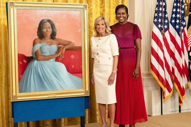 michelle obama hadir mengenakan gaun ombre dalam acara peresmian potret dirinya di Gedung Putih