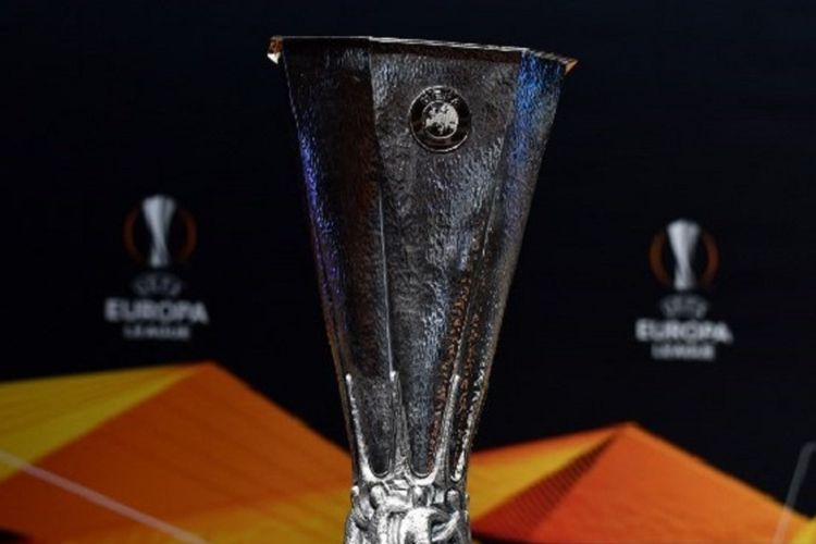 Trofi Liga Europa dipamerkan pada saat pengundian babak 16 besar di markas UEFA, Nyon, Swiss, 22 Februari 2019. 