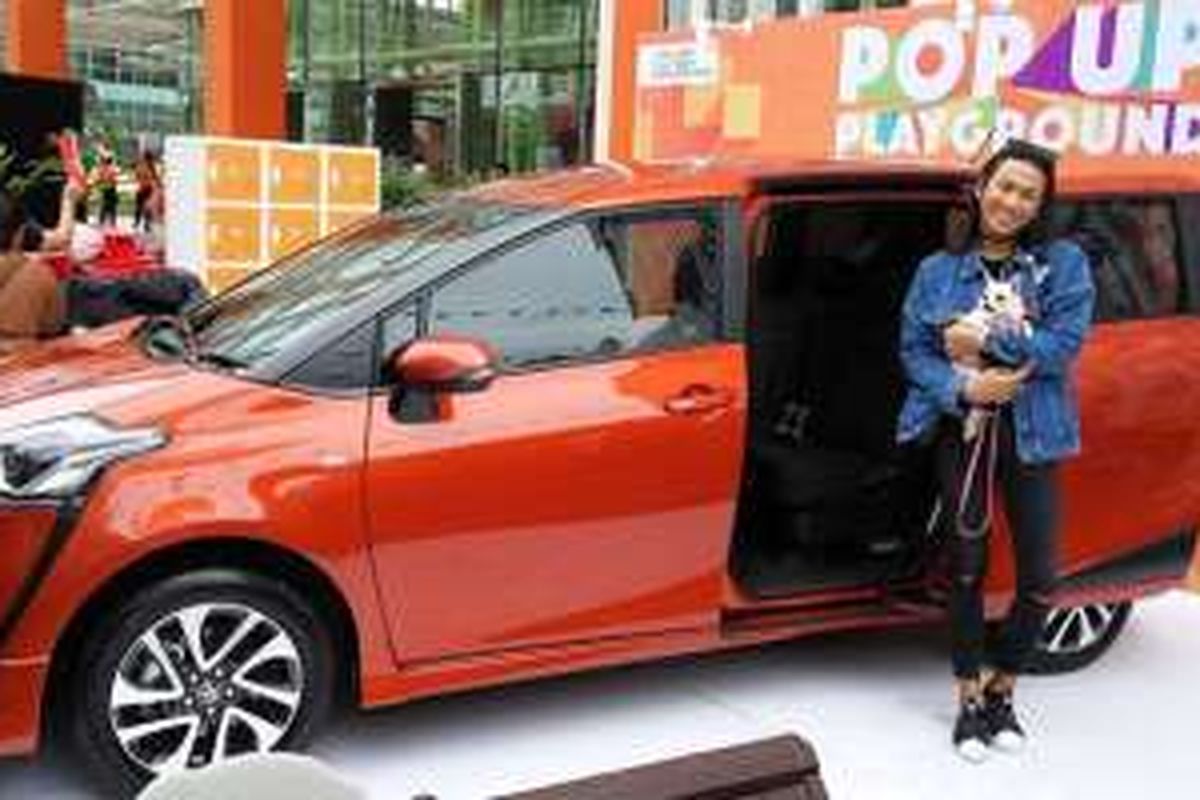 Jovi Adhiguna Hunter bersama Toyota Sienta