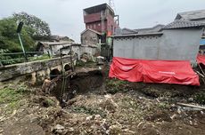 Terdampak Longsor Sungai Cidepit Bogor, Asep Masih Bertahan di Rumahnya