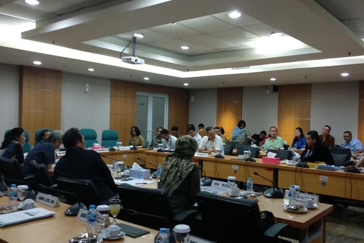 Warga komplek Pluit Putri mengadu ke Komisi C DPRD tolak RTH dijadikan sekolah, di Gedung DPRD DKI Jakarta, Senin (8/7/2019)