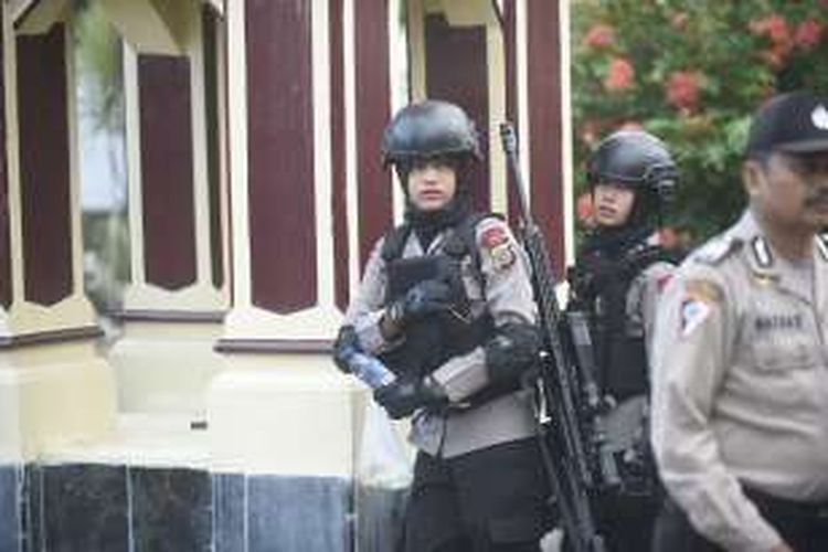 Bripda Nina Oktoviana (kiri) sedang menjalani simulasi anti teror yang dilaksanakan di Banda Aceh.
