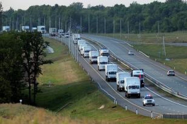 Konvoi ratusan truk bantuan Rusia melintasi sebuah jalan bebas hambatan menuju kota Voronezh dalam perjalanan menuju ke perbatasan Ukraina. Rusia mengirimkan bantuan kemanusiaan untuk rakyat Ukraina timur yang terjebak perang, namun pemerintah Ukraina menduga pengiriman bantuan ini sekadar kedok agar Rusia bisa mengirimkan pasukannya ke wilayah Ukraina.