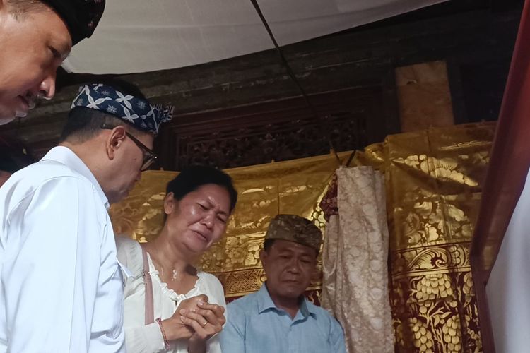 Ni Nengah Rusmini, ibu dari taruna tingkat STIP, Putu Satria Ananta Rastika (19), saat meratapi kepergian putranya di depan Menteri Perhubungan Budi Karya Sumadi mendatangi rumah duka di Desa Gunaksa, Kecamatan Dawan, Kabupaten Klungkung, Bali, pada Kamis (9/5/2024).  Kompas.com/ Yohanes Valdi Seriang Ginta