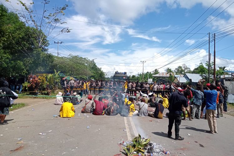 Massa aksi PRP saat melakukan blokade jalan sambil berorasi dihadapan barikade polisi di Amban Manokwari Kamis (147)