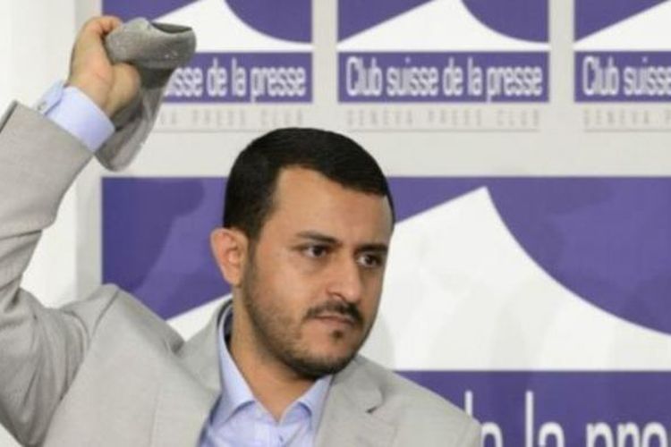 Pimpinan delegasi Houthi dalam perundingan di Swiss, Hamza al-Houthi melemparkan balik sebuah sepatu yang sebelumnya dilemparkan ke arah dirinya dalam jumpa pers di Geneva, Jumat (19/6/2015).