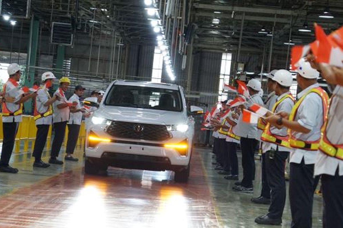 Produksi Toyota Kijang Innova Hybrid di pabrik Karawang, Jawa Barat. 